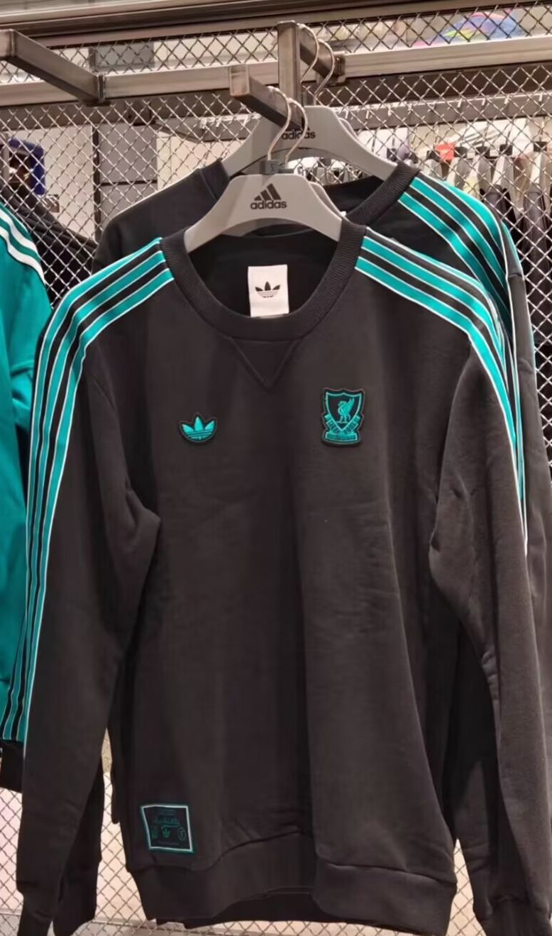 Liverpool FC Terracse Icons sweatshirt in black